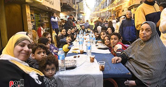 مائدة إفطار واحدة تجمع آلاف الأهالي في إمبابة بأجواء رمضانية ساحرة