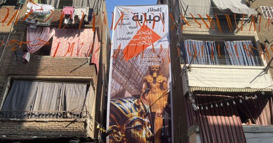 أهالى إمبابة عيلة واحدة.. الشباب يجهزون مائدة بطول 43 شارعًا.. شارع الاعتماد يتحول إلى متحف مفتوح.. تماثيل فرعونية ومجسم للكعبة وفانوس بطول 10 أمتار.. والألعاب النارية والأجواء الكرنفالية تخطف الأنظار.. صور
