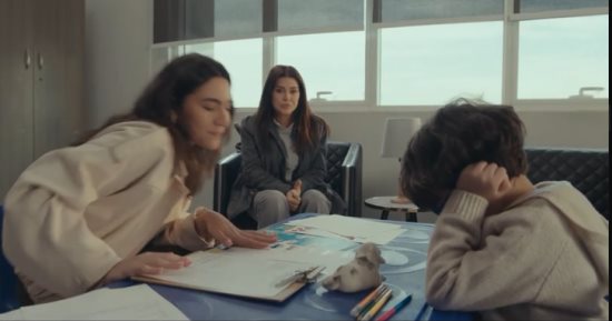 أزمات متلاحقة في الحلقة الثانية من مسلسل اللون الأزرق.. أدهم يرفض وظيفة أقل من مكانته المهنية خلال عمله في الإمارات.. وفاة شرين تفاقم مشكلات آمنة ووالدها يحاول التواصل معها والاطمئنان على حمزة