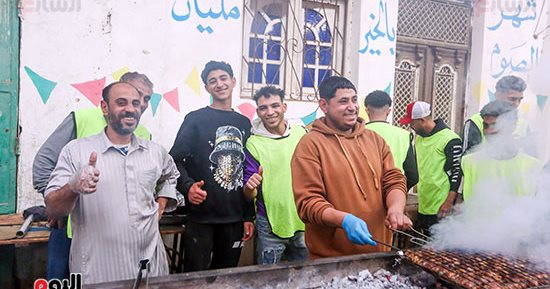 فرحة رمضان فى المنوات.. مائدة إفطار تجمع الأهالى على المحبة.. صور 