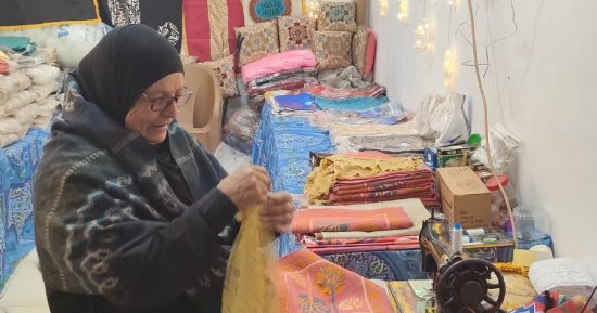 حكاية الحاجة حسنة أشهر مصنعي الخيامية في الغربية.. تعشق الهاند ميد منذ 40 سنة.. كانت تعمل مع زوجها في النقش على أواني الفضة وبيعها بالمحافظات.. عملت علي صناعة فوانيس وأقمشة الخيامية واشتهرت بين التجار.. صور