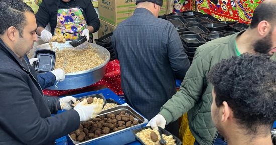 شباب دكرنس يشعلون روح التكافل في رمضان.. 1000 وجبة يوميا من مطبخ الخير.. صور