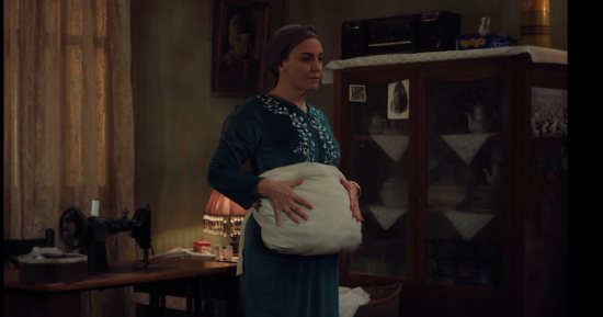 نرجس تصنع بطنا من القطن بعد ادعاء حملها فى مسلسل حكاية نرجس