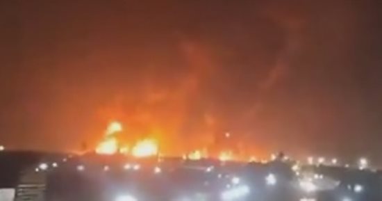 رويترز: زورقان ملغومان يصطدمان بناقلتى وقود فى العراق واندلاع حريق هائل