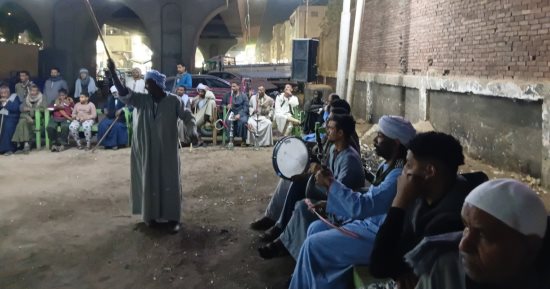لعبة العصا والمزمار البلدي في ليلة رمضانية بأسوان.. فيديو وصور