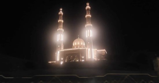 النور يتجدد فى قلب التاريخ.. مسجد الطابية فى أسوان يستعيد بريقه بهوية ولمسة عصرية.. إضاءة مبهرة تعانق السماء وحدائق تستعيد رونقها.. المحافظ: إحياء موقع تاريخى.. والأهالى: التطوير يعيد الاعتبار للمسجد.. صور
