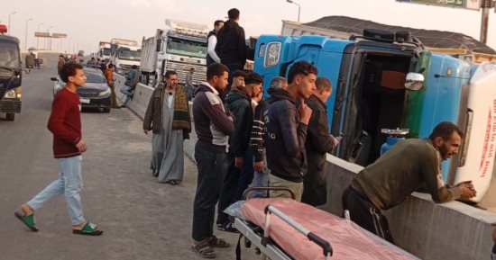 انقلاب سيارة نقل محملة رمال أعلى الإقليمي بالشرقية