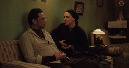 مسلسل حكاية نرجس الحلقة 4.. ريهام عبد الغفور توهم الجميع بإنجابها ولدا بعد اختطافه.. حالة الطفل تسوء وحجزه فى الحضانة.. تنهار باكية وتعطى مالا لوالدته بعد بيع ذهبها