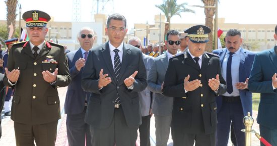 محافظ البحر الأحمر يضع إكليل من الزهور على النصب التذكاري للشهداء بالغردقة