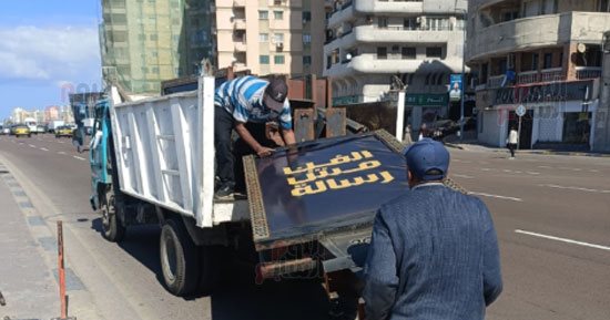 استجابة سريعة لـ"التنسيق الحضارى".. إزالة لوحة "الفن مش رسالة" بالإسكندرية