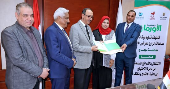 محافظ سوهاج يسلم 15 شيكا للعرائس الأولى بالرعاية بإجمالى 300 ألف جنيه