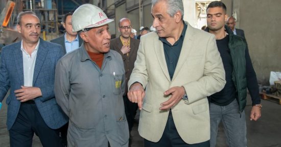 وزير الإنتاج الحربى يتابع سير العمل فى «حلوان للمسبوكات» و«حلوان للأجهزة المعدنية»