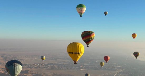 سماء الأقصر تشهد إقلاع 70 رحلة بالون طائر تقل على متنها 1750 سائحا.. صور