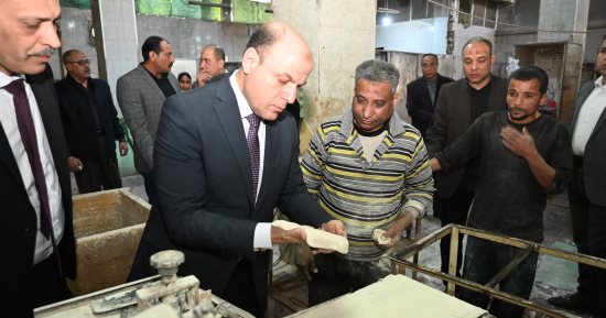 محافظ الغربية يتفقد مجمع مخابز وحدة الصيانة والتدريب ويتابع مراحل إنتاج الخبز