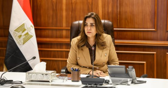 وزيرة التنمية المحلية تتابع مع المحافظات إجراءات تعريفة الركوب الجديدة 