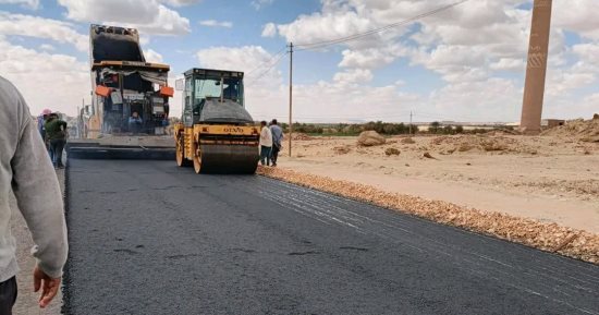 ماكينة عمل لا تتوقف لاستكمال منظومة تطوير الطرق ورفع كفاءة المناطق العشوائية بالوادى الجديد.. رصف الوصلات المتهالكة على طريق الداخلة الخارجة وازدواج طريق موط الشيخ والى وتنفيذ أعمال رصف المناطق العشوائية.. صور
