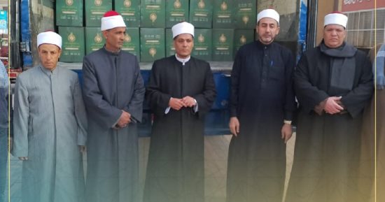 بالتعاون بين وزارة الأوقاف وبيت الزكاة والصدقات.. توزيع (5000) حصة من المواد الغذائية في خمس محافظات