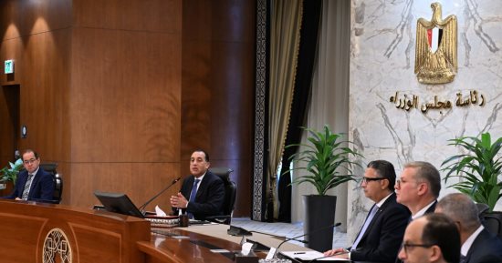 رئيس الوزراء: نشهد حاليا ظرفا استثنائيا يعاني من تداعياته العالم.. حزمة إجراءات عاجلة لترشيد الإنفاق العام.. وإجراءات تنفيذية بإحالة أية محاولات للتلاعب أو احتكار السلع أو إخفائها إلى النيابة العسكرية