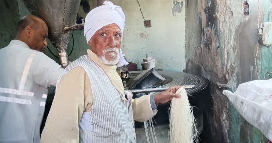 عم ربيع.. 80 سنة ومازال يبيع الكنافة فى قنا: بدأت بـ 40 قرشا للكيلو (صور)