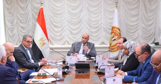 وزير العمل لممثلي تصديرى الملابس الجاهزة: إزالة أي عقبات تواجه الصناعات