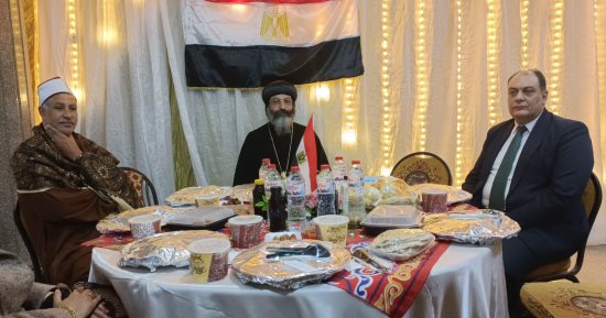 استقبال الضيوف على قرع الطبول.. إفطار رمضانى بكنيسة العذراء فى الإسكندرية