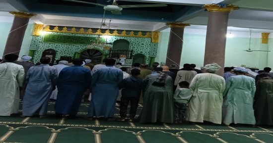 بث مباشر.. سكينة وخشوع فى صلاة التراويح بأسوان