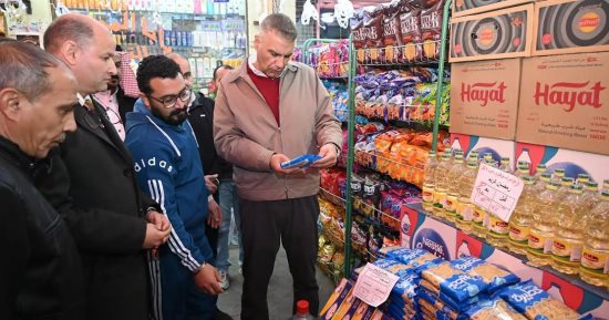 محافظ جنوب سيناء يتفقد محال الأغذية ليطمئن على جودة المعروضات والأسعار