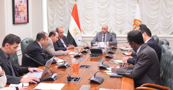 وزارة العمل والجامعة البريطانية يدرسان إطلاق منظومة وطنية لتأهيل الشباب للسوق العالمي