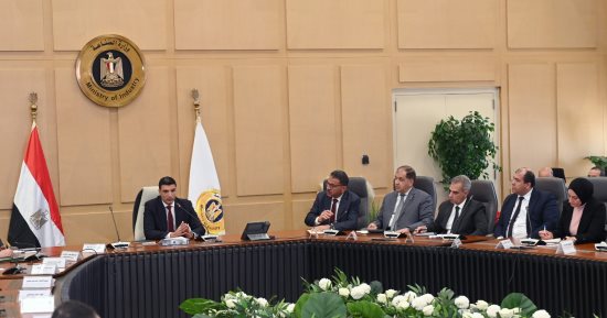 خالد هاشم يبحث مستجدات استراتيجية الصناعة