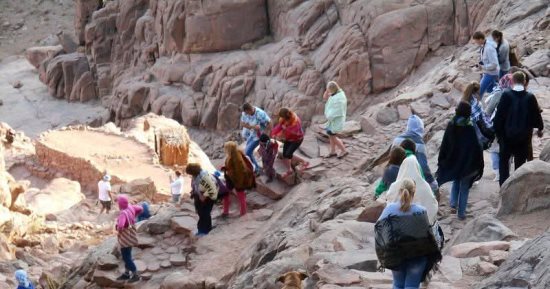 إقبال من السائحين والزائرين بمدينة سانت كاترين على زيارة مقدساتها الدينية