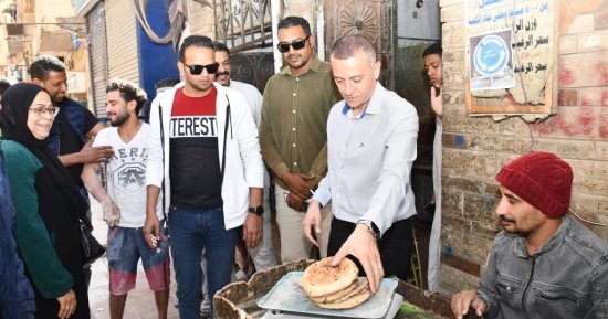 محافظ أسوان يفاجئ مخابز بلدية ويحرر محضر نقص وزن