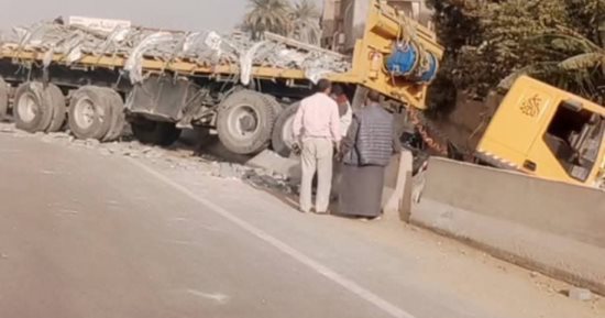 اصطدام سيارة نقل بأتوبيس على الطريق الدائرى الأوسطى