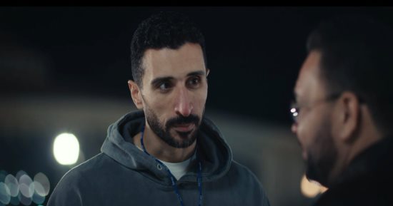 مسلسل اللون الأزرق الحلقة 7.. أدهم يقنع مدرب السباحة بتدريب ابنه مصاب التوحد.. والطبيبة المعالجة توجه نصائح لوالدته.. وأحمد رزق فى ورطة أمام مدير الشركة.. وخطة علاج مكثفة لحمزة المصاب بالتوحد بـ 4 جلسات يوميا
