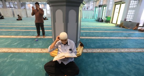 رمضان فى إندونيسيا.. مساجد عامرة وإفطار جماعي