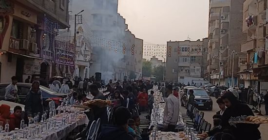 لمة الحبايب.. عشرات الشباب فى تجهيز مائدة المخبز الآلى بقنا (لايف)