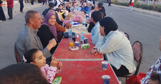 بالصور إفطار جماعى يجمع شباب وأهالى جنوب سيناء بمدينة الطور 