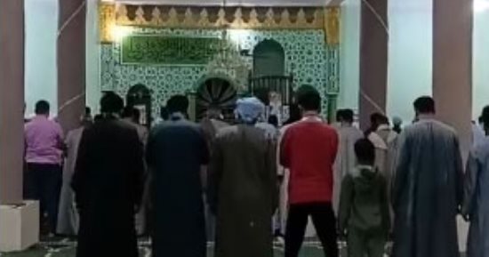 تقبل الله.. صلاة التراويح في الليلة الـ 22 من مسجد بأسوان.. فيديو