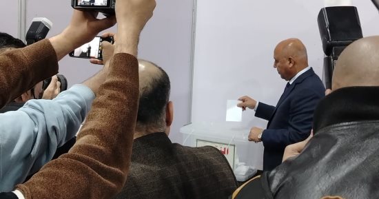 الفريق كامل الوزير يدلى بصوته فى جولة الإعادة لانتخابات نقيب المهندسين