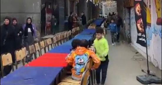 إيد واحدة.. شباب بحر البلد بالوراق يجهزون وجبات إفطار للصائمين للعام الخامس