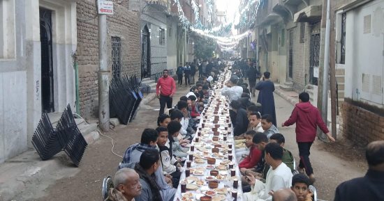 موائد الإفطار الجماعي.. من نقادة إلى دشنا آلاف الصائمين على مائدة واحدة