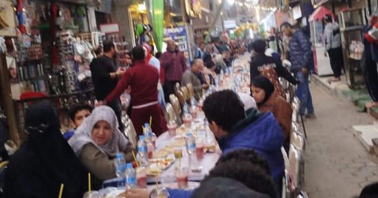 الكل على مائدة واحدة.. أهالى إسكو وعزبة البكرى بشبرا الخيمة ينظمون إفطارا جماعيا