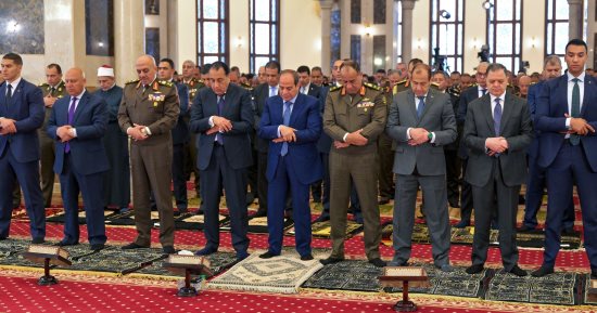 الرئيس السيسى يؤدى صلاة الجمعة بمسجد المشير احتفالا بذكرى يوم الشهيد 