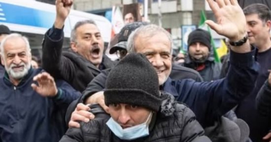 بدراجة بخارية.. رئيس إيران وسط الحشود فى طهران لإحياء يوم القدس وسط أجواء الحرب