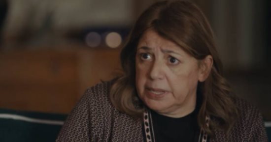 مسلسل اللون الأزرق.. إزاى تتعاملى مع حماتك لو اتدخلت فى تربية ولادك؟