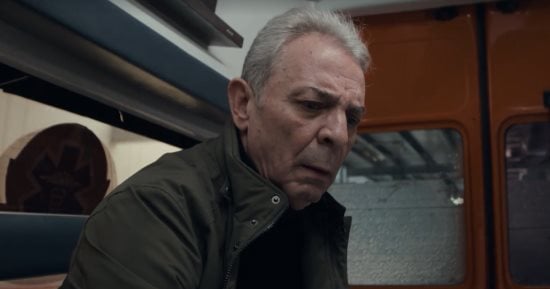 مسلسل فرصة أخيرة الحلقة 10.. محمود حميدة يرافق حفيدته فى سيارة الإسعاف 