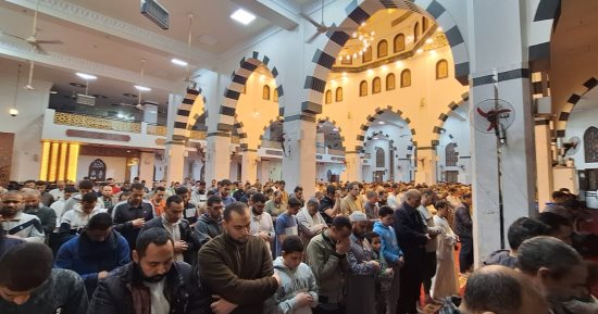 مئات المصلين يؤدون التراويح في مسجد البقلي بأسيوط في أجواء روحانية.. فيديو