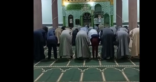 خشوع وسكينة قس صلاة التراويح بمساجد أسوان.. بث مباشر