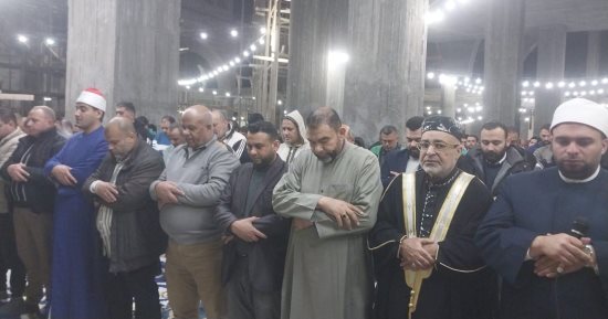 دعاء يهز القلوب.. صلاح الجمل في صلاة التراويح من ساحة المسجد الكبير بدمياط.. فيديو وصور