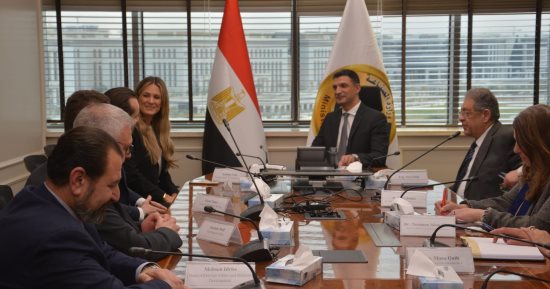 وزير الصناعة يلتقى مرسيدس-بنز إيجيبت لبحث توطين صناعة السيارات وتعميق المكون