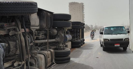 انقلاب سيارة نقل محملة بأطنان من السكر على الطريق الإقليمي بالمنوفية